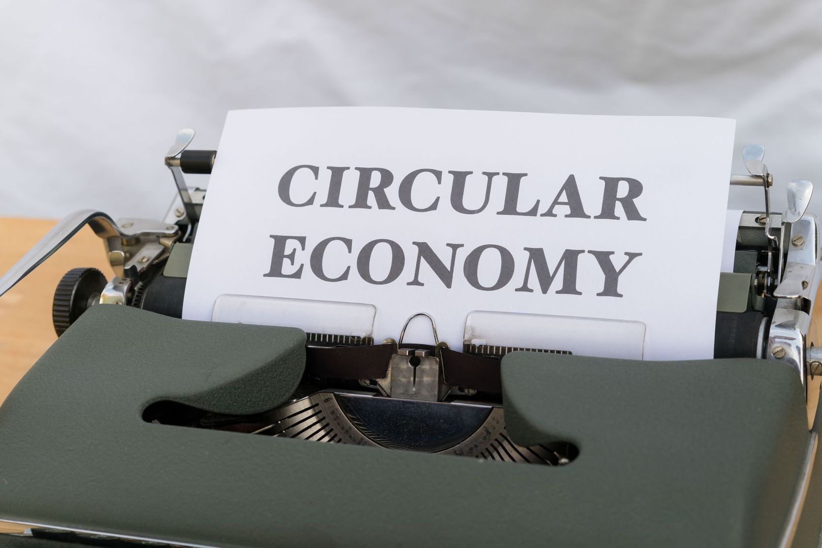En gammaldags skrivmaskin med ett papper där det står CIRCULAR ECONOMY.