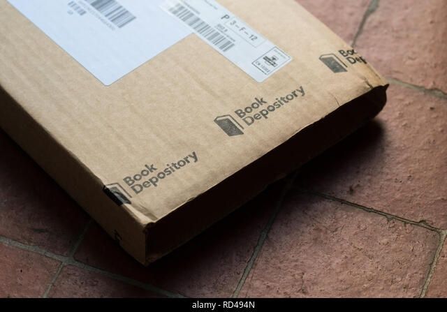 Platt kartong märkt Book Depository på ett tegelgolv